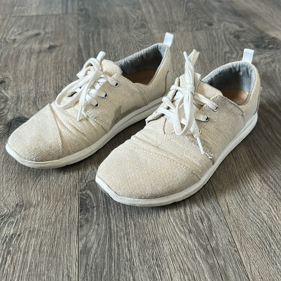 Toms cream colored sneaker size 8.5 women’s - Picture 1 of 6